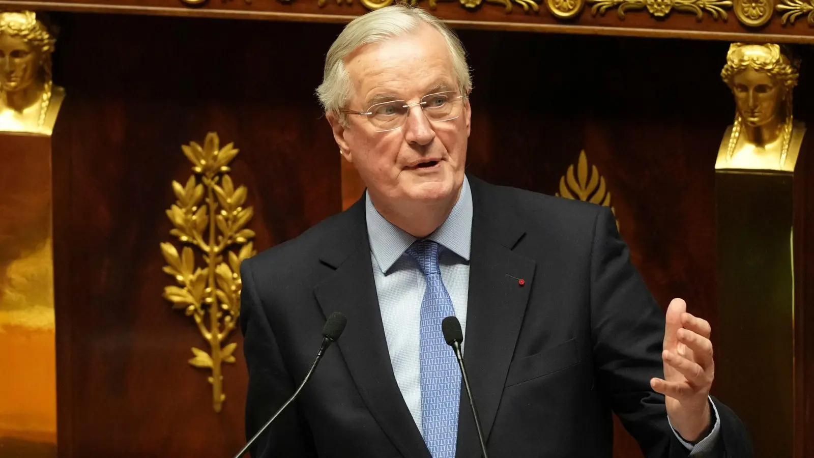 Ob der Nachfolger oder die Nachfolgerin von Premier Barnier das zerstrittene Parlament in Kernfragen wie dem Haushalt einen kann, muss sich zeigen. (Foto: Michel Euler/AP/dpa)