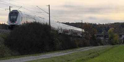 Noch rauschen die Züge nur am Gelände des möglichen künftigen Bahn-Güterverkehrszentrums im geplanten Gewerbe- und Industriegebiet Interfranken vorbei.  (Foto: Thomas Schaller)