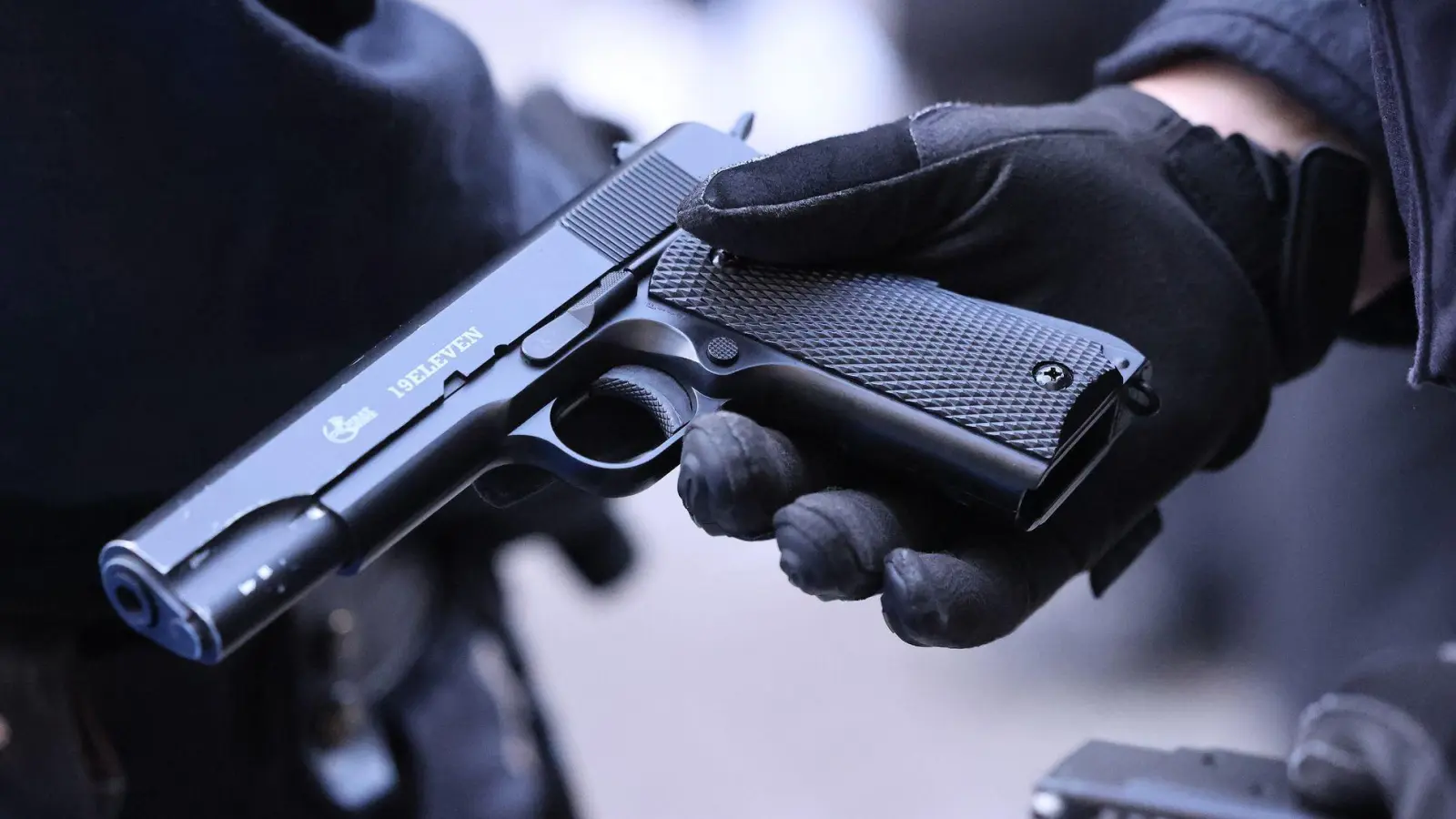 Mit einer Softair-Waffe soll der Mann durch Kitzingen gelaufen sein. (Symbolbild) (Foto: David Young/dpa)