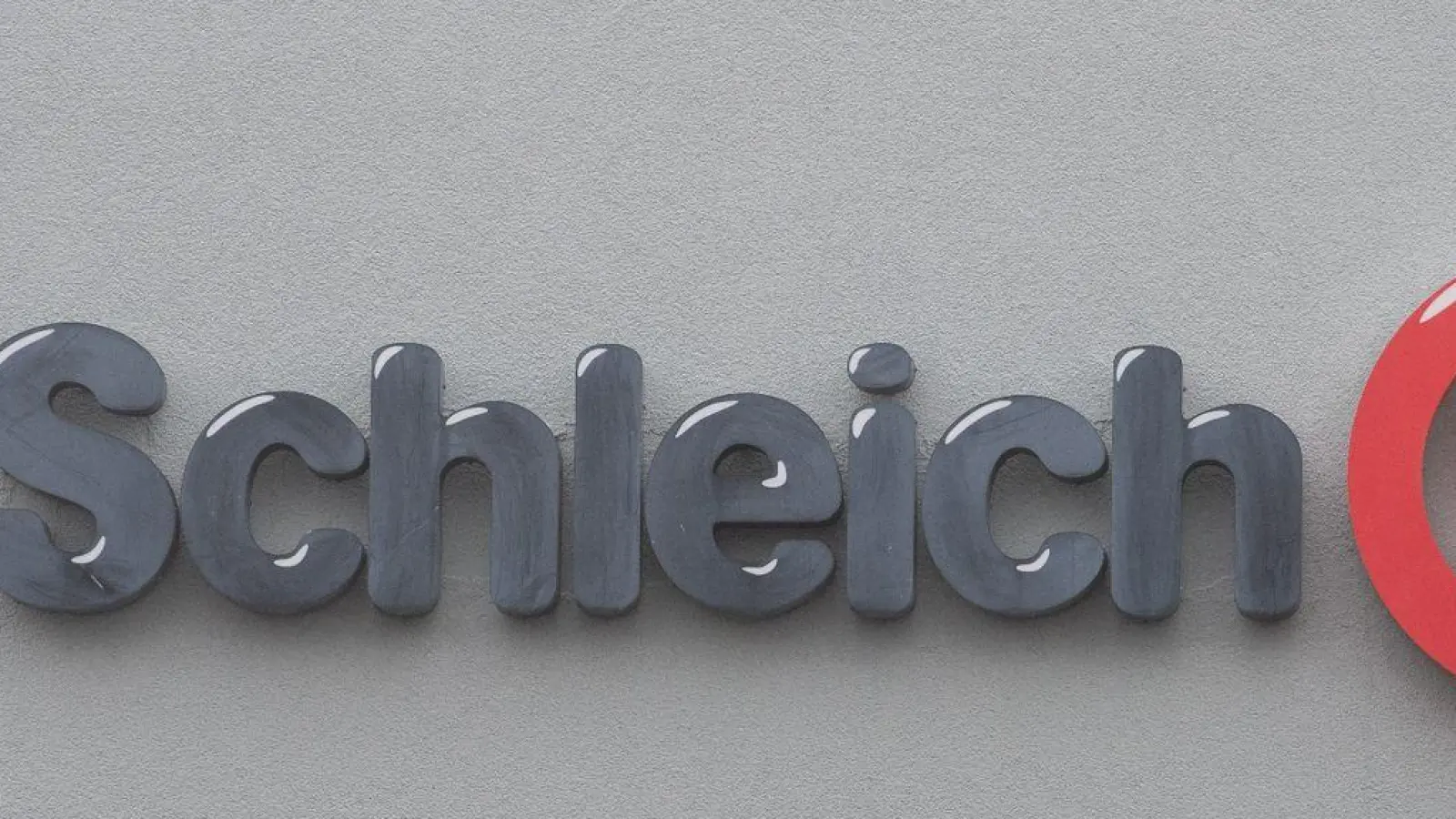 Am Firmensitz von Schleich in Herlikofen befindet sich der Fimenschriftzug mit dem Logo. (Foto: Stefan Puchner/dpa/Archivbild)