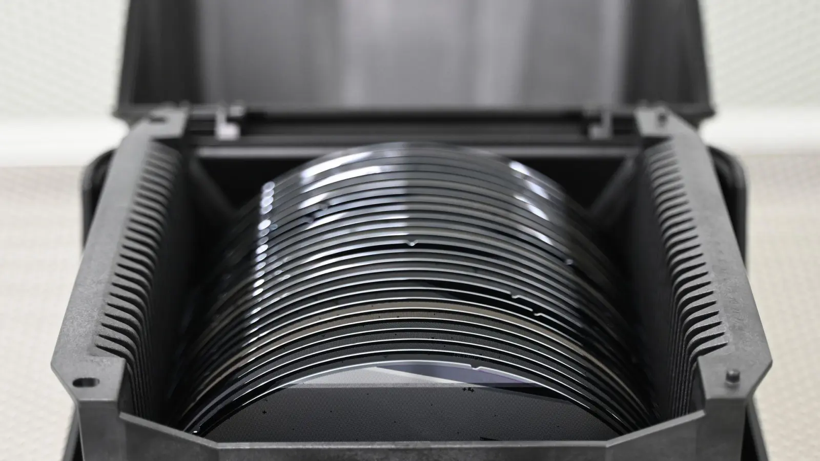 Die EU-Kommission will unter anderem die Versorgung mit Halbleitern sicherstellen. Im Bild: Zwischenprodukte, sogenannte Wafer, in den Räumen des Halbleiterproduzenten Nexperia. (Symbolbild) (Foto: David Hammersen/dpa)