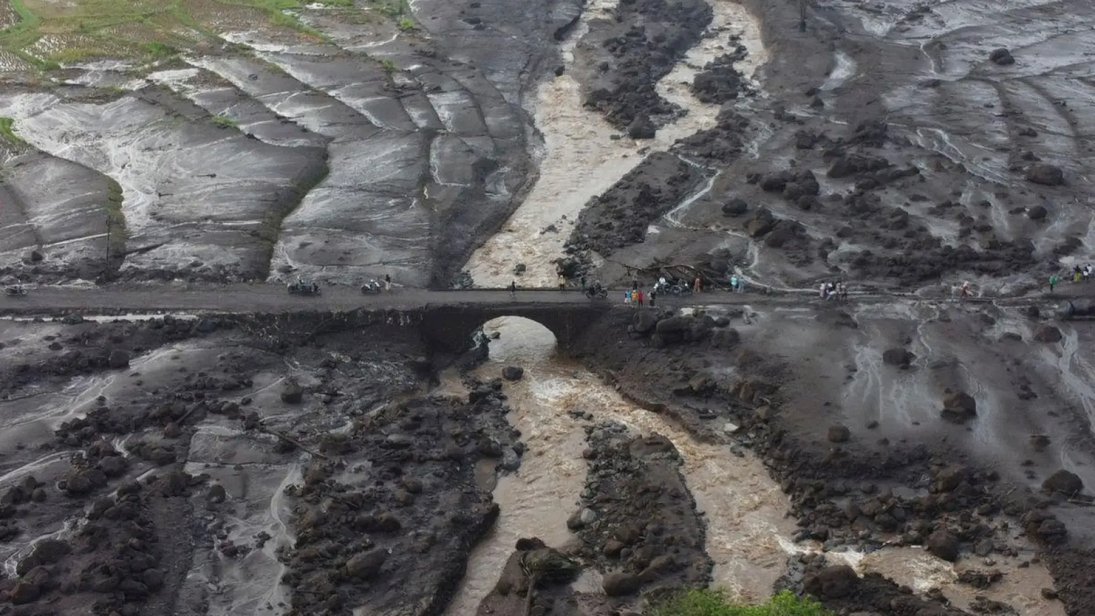 Mehrere Distrikte in der Provinz West-Sumatra sind von dem Unwetter betroffen. (Foto: Ali Nayaka/AP)