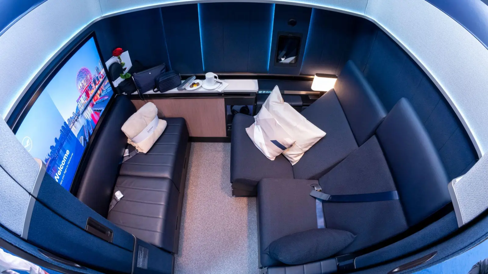 Eine First-Class „Allegris“-Kabine der Lufthansa. Die Sofasitze rechts im Bild lassen sich in ein Doppelbett umwandeln. (Foto: Archiv) (Foto: Peter Kneffel/dpa)