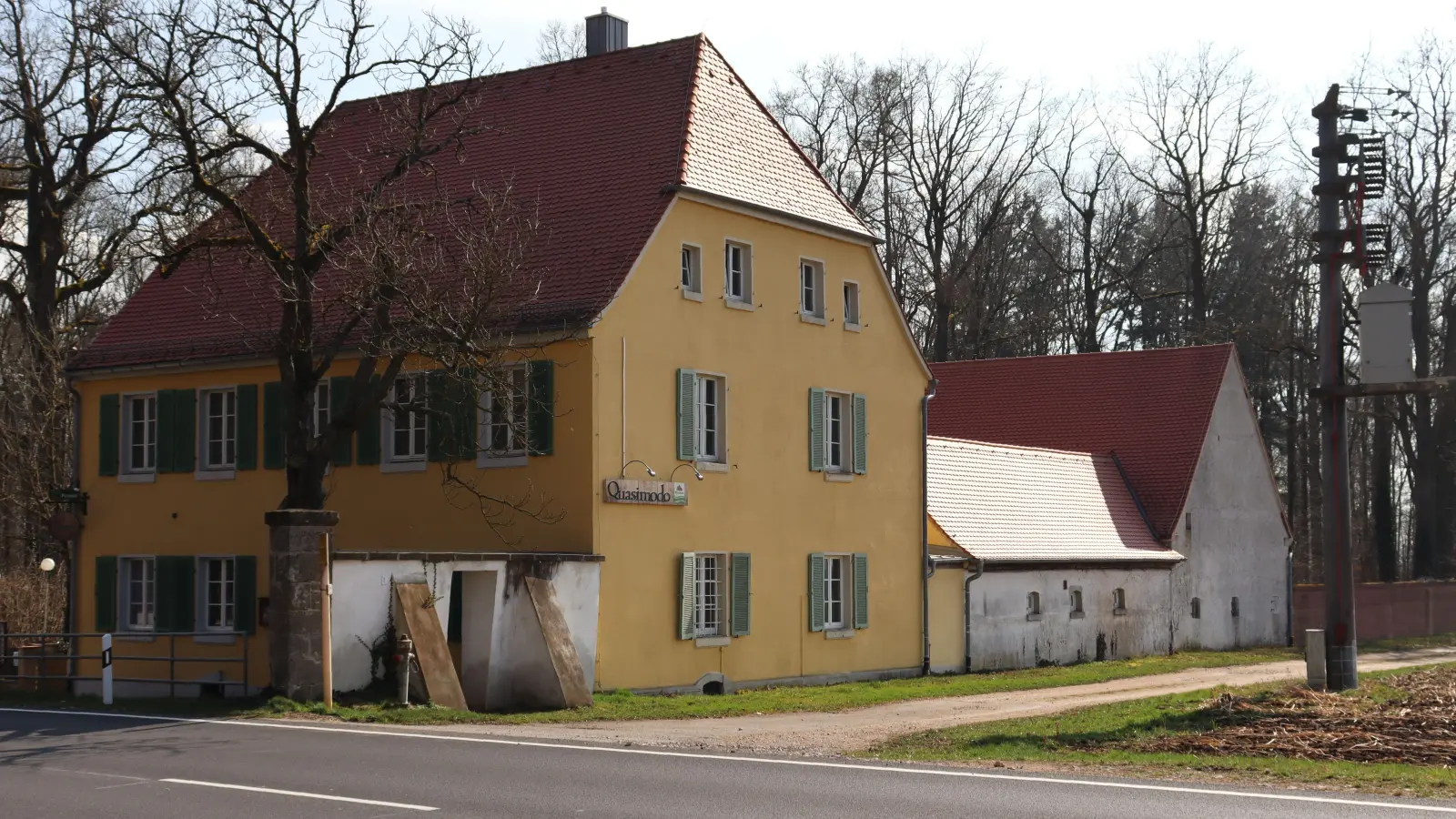 Das Quasimodo, direkt an der B13, ist Eigentum des Bezirks Mittelfranken. Dieser plant, das Gebäude ab Herbst wieder als Gaststätte zu verpachten. (Foto: Antonia Müller)