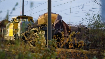 Drei Menschen haben sich bei einem Güterzug-Unfall bei Kerpen verletzt. (Foto: Henning Kaiser/dpa)