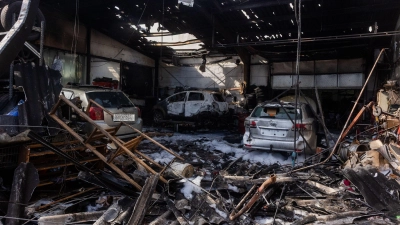Die Werkstatthalle und das Reifenlager am Morgen nach dem Brand. In dem hinteren Kleinwagen soll der Brand ausgebrochen sein . (Foto: Evi Lemberger)