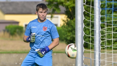 Ein Torwart im Glück: Philipp Weigel vom Bezirksligisten SC Aufkrichen registriert interessiert, wie der Ball am Pfosten landet. Torlos blieb das Derby bei Fortuna Neuses allerdings nicht, ganz im Gegenteil. (Foto: Martin Rügner)
