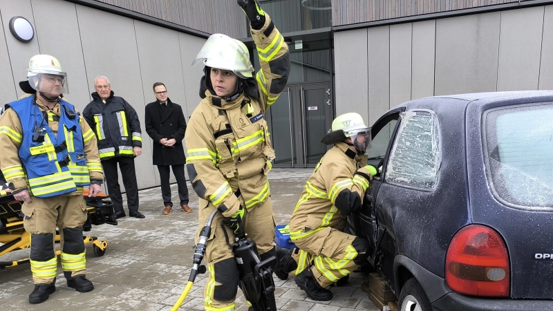 Mit einem massiven Spreizer öffneten die Feuerwehrleute die Tür des Unfallfahrzeugs.  (Foto: Thomas Schaller)
