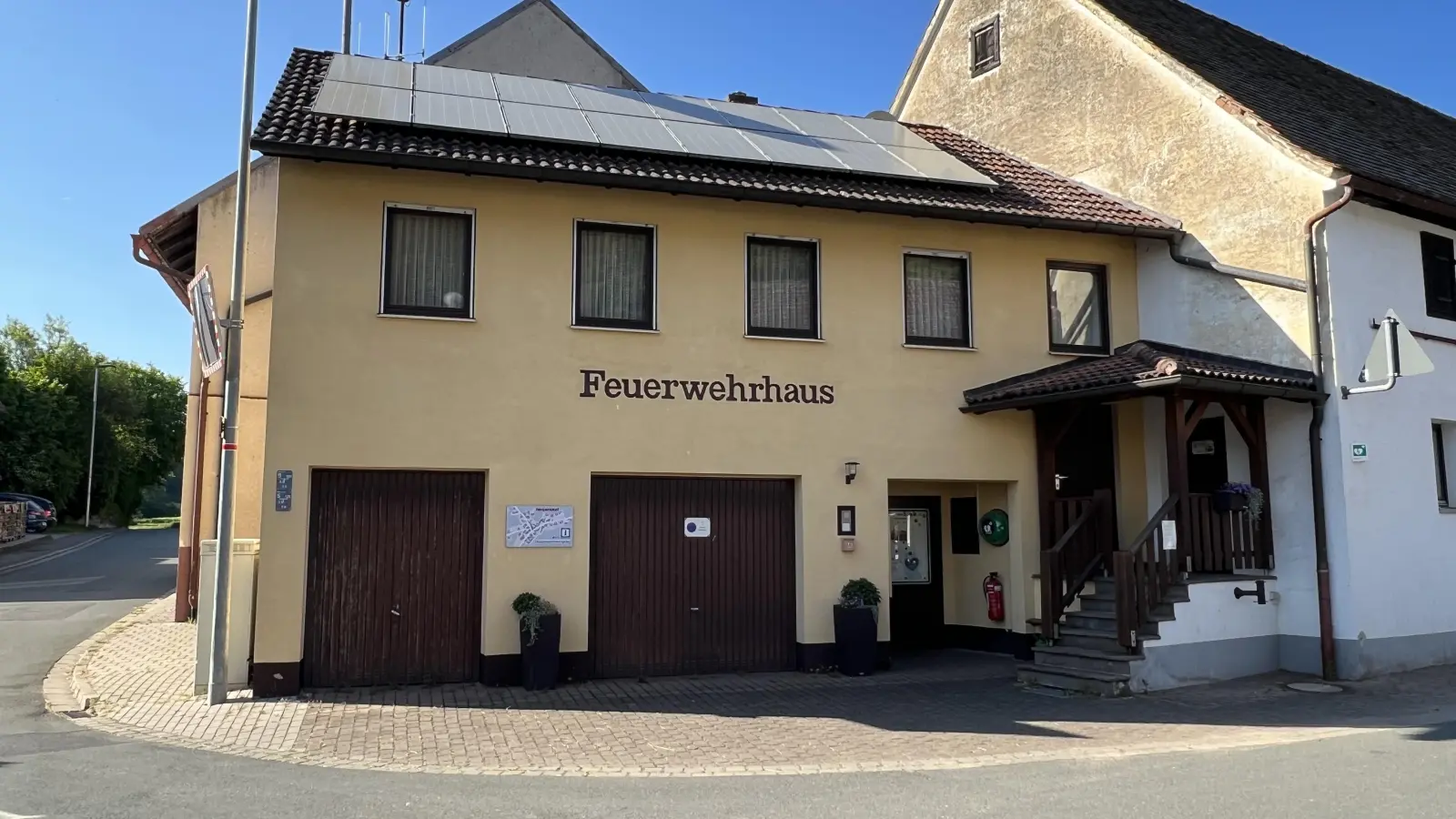 Die Ortsteil-Feuerwehren, die die Mindesteinsatzstärke von 27 Aktiven nicht erreichen, sind aufgerufen, sich Gedanken über die Zukunft zu machen. Der Kommandant der Herpersdorfer Feuerwehr (im Bild deren Gerätehaus) setzt auf verstärkte Nachwuchswerbung. (Foto: Yvonne Neckermann)