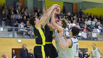 Wie im ersten Halbfinalspiel müssen sich die Ansbacher Raul Dumnici und Pablo Schmidt gegen die Münchner Moritz Bär und Mateo Jukic (von links) auch diesen Samstag in der Weinberghalle wieder auf einen harten Kampf einstellen. (Foto: Martin Rügner)