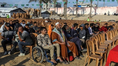 Palästinenser im Gazastreifen warten auf ihre freigelassenen Angehörigen. (Foto: Abed Rahim Khatib/dpa)
