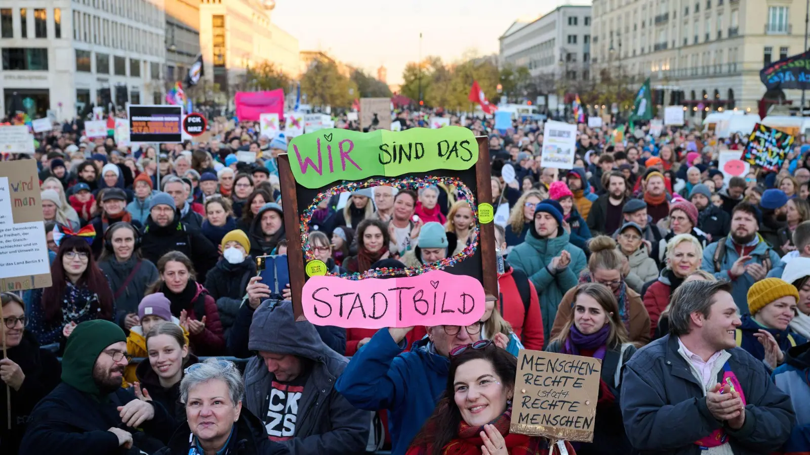 In Berlin und Kiel sind Demonstrationen zu den Merz-Äußerungen geplant. (Foto: Annette Riedl/dpa)
