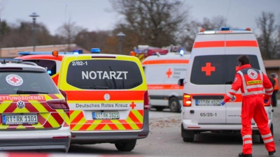 Mehrere Rettungskräfte eilten zu dem Unfallort. (Foto: Enrique Kaczor/onw-images/dpa)