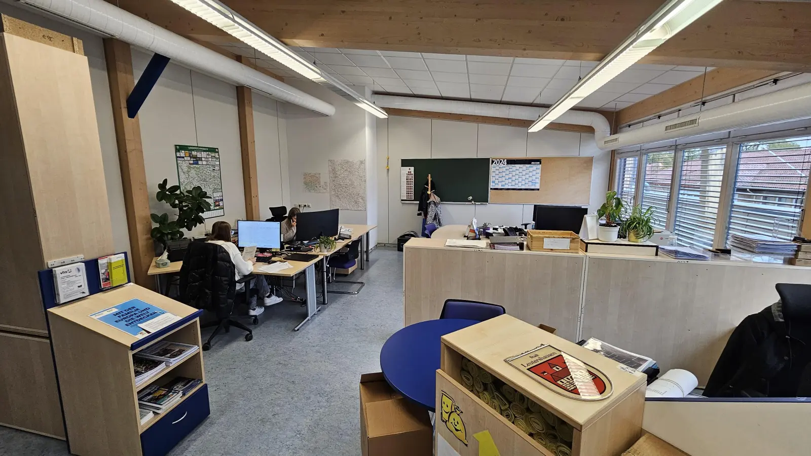 Nur die Tafel an der Wand zeugt davon, dass dies eigentlich ein Klassenzimmer ist. Für etwa ein Jahr fungiert dieser Raum unter dem Dach der Mittelschule als Bürgeramt der Stadtverwaltung. (Foto: Wolfgang Grebenhof)