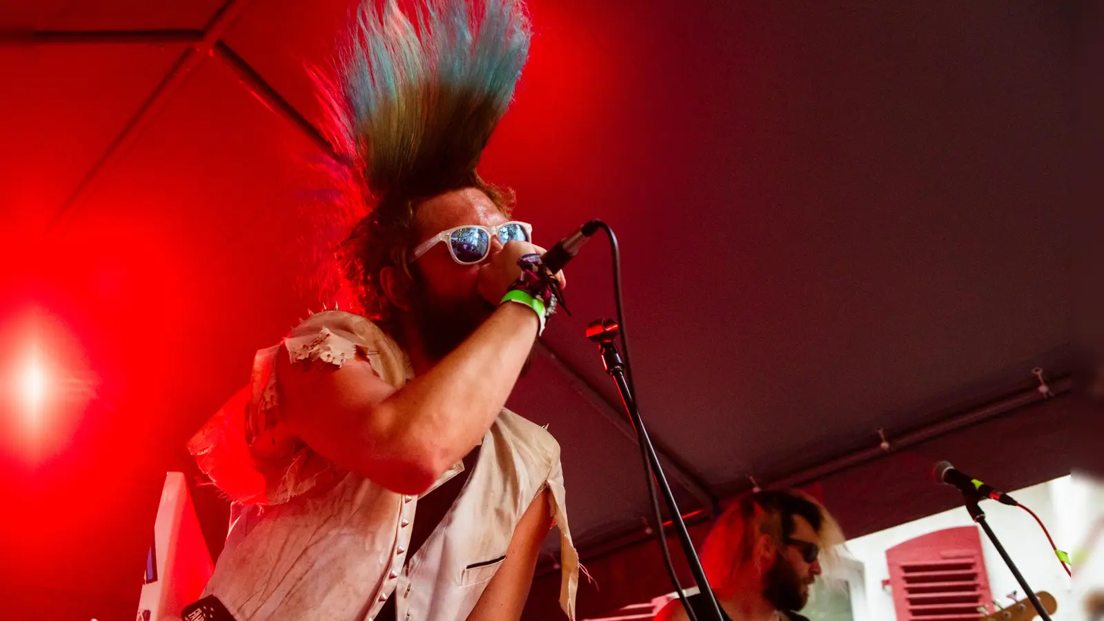Ungewohnte Klänge: Auf dem Kaspar-Hauser-Platz vor dem Markgrafenmuseum ist Punk angesagt. (Foto: Evi Lemberger)