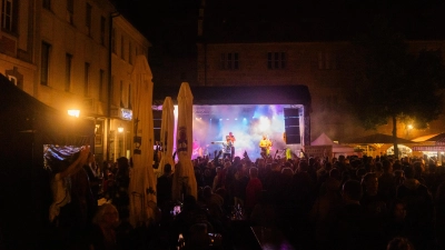 Musik allerorten und die Stadt als riesiger Biergarten: Das ist das Altstadtfest in Ansbach 2026. (Foto: Evi Lemberger)