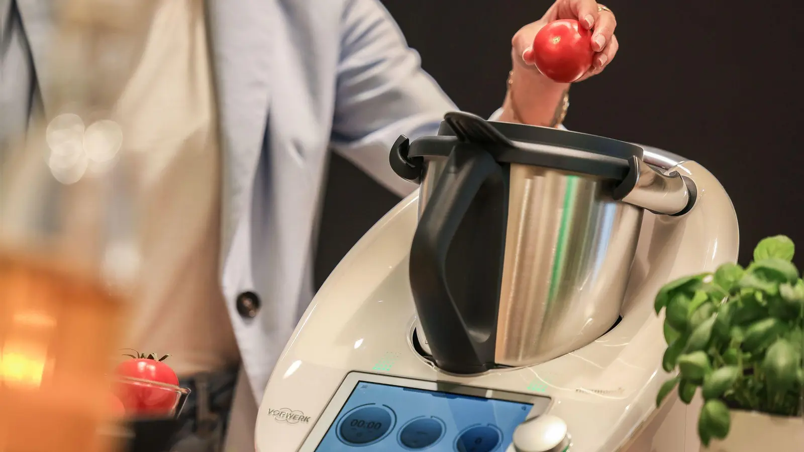 Nutzer der Thermomix-Rezeptwelt sollten wachsam sein. Im Darknet sind Nutzerdaten des Forums aufgetaucht und könnten etwa für Phishing-Mails verwendet werden. (Foto: Oliver Berg/dpa/dpa-tmn)