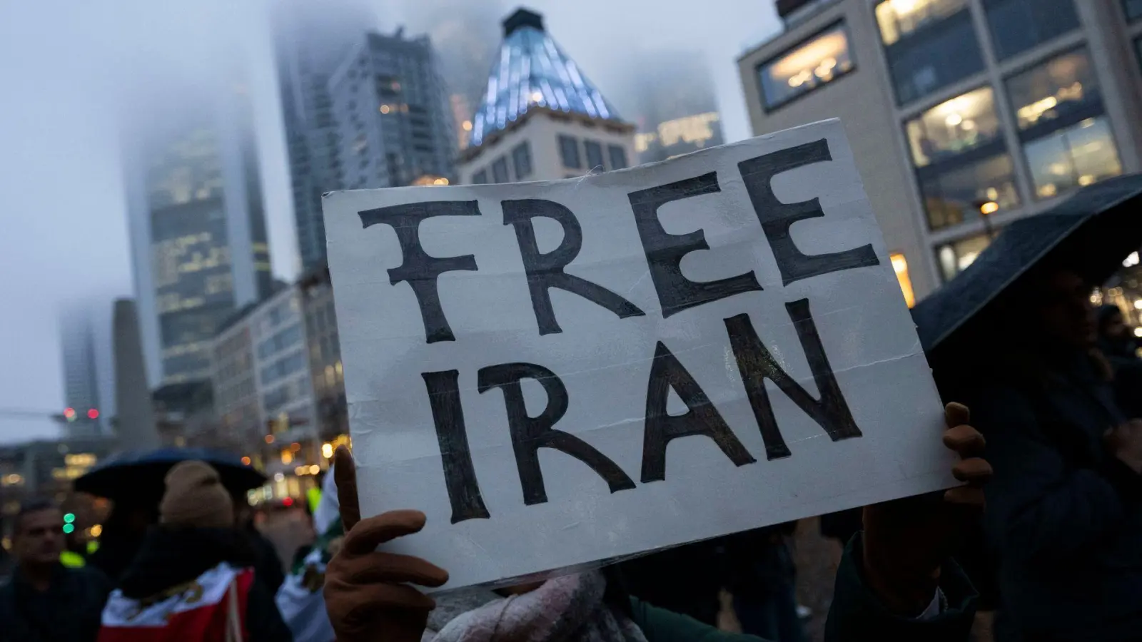 In vielen EU-Staaten fordern Menschen seit Wochen neue Sanktionen gegen Verantwortliche für die Gewalt im Iran. Nun gibt es einen ersten Beschluss. (Archivbild) (Foto: Boris Roessler/dpa)