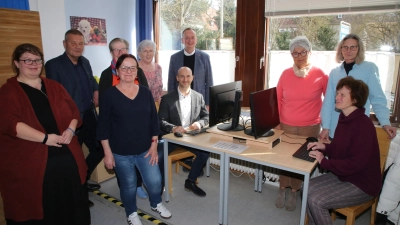 Die ehren- und hauptamtlichen Mitarbeiter der Ansbacher Wärmestube freuen sich mit Oberbürgermeister Thomas Deffner über die beiden neuen Computerplätze. (Foto: Alexander Biernoth)