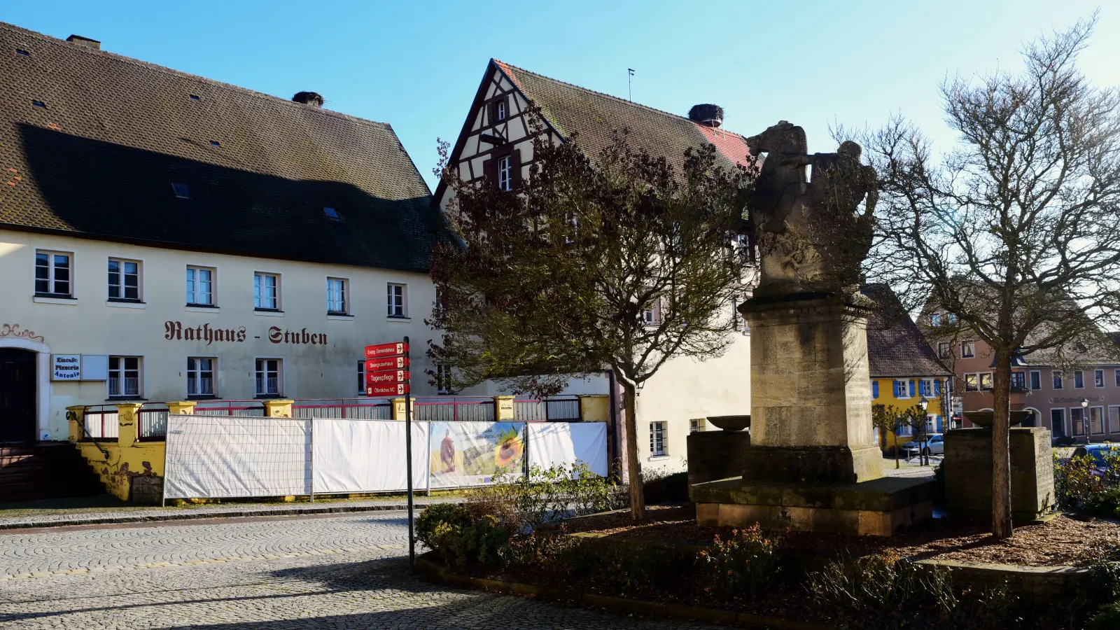 Ein strittiges Vorhaben in Merkendorf: Wie geht es mit der Umgestaltung des Marktplatzes mit dem wuchtigen Kriegerdenkmal weiter, wenn die Umgestaltung des Brauereigebäudes abgeschlossen ist? (Foto: Irmeli Pohl)
