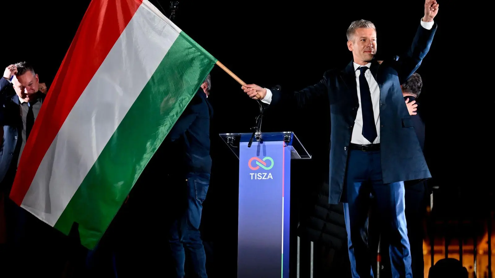 Peter Magyar weiß seinen spektakulären Wahlsieg zu zelebrieren.  (Foto: Denes Erdos/AP/dpa)