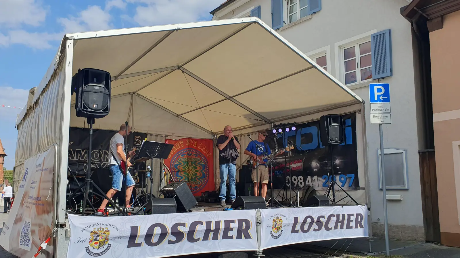 Die Burnt Eve Band in der Seegasse am Sonntag. (Foto: Anna Franck)