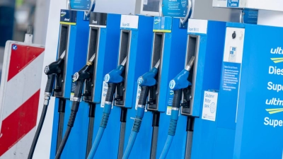 Tanken soll vorübergehend billiger werden. (Foto: Peter Kneffel/dpa)