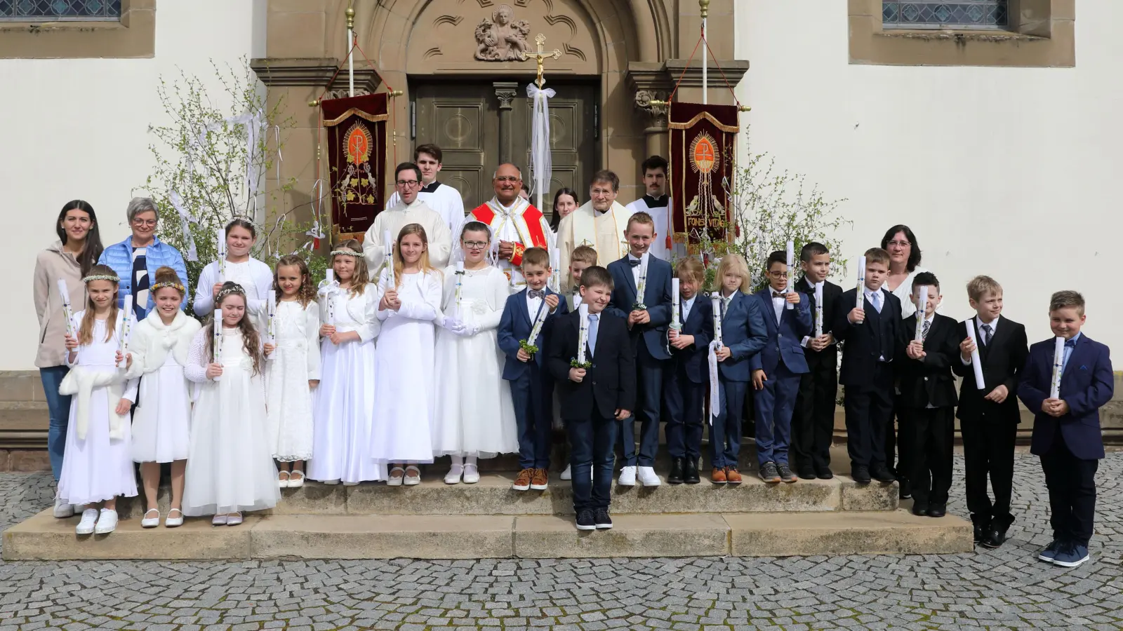 Insgesamt 20 Kinder traten bei der Erstkommunion in Wilburgstetten zum ersten Mal an den Tisch des Herrn. (Foto: Günter Peter)