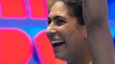 Anna Elendt feiert mit der deutschen Fahne. (Foto: Vincent Thian/AP/dpa)