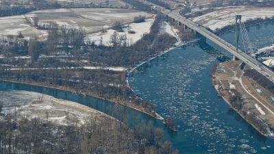 Auf diesem Bild aus dem Jahr 2012 ist die jetzt zur Sperrung anstehende Brücke zu sehen. (Archivbild) (Foto: picture alliance / dpa)