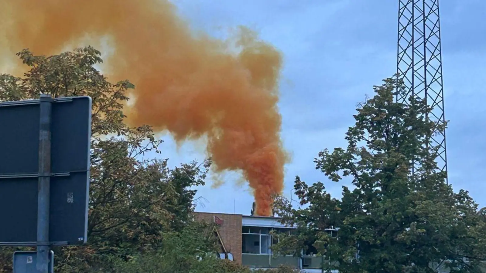 Bei Aschaffenburg läuft ein großer Feuerwehreinsatz (Foto: Ralt Hettler/dpa)