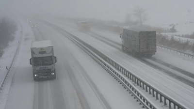 Auf der Autobahn 7 musste der Schnee geräumt werden. (Symbolbild) (Foto: Lars Penning/dpa)