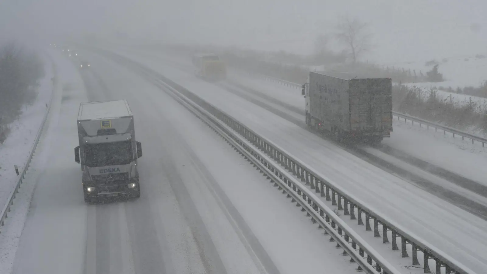 Auf der Autobahn 7 musste der Schnee geräumt werden. (Symbolbild) (Foto: Lars Penning/dpa)