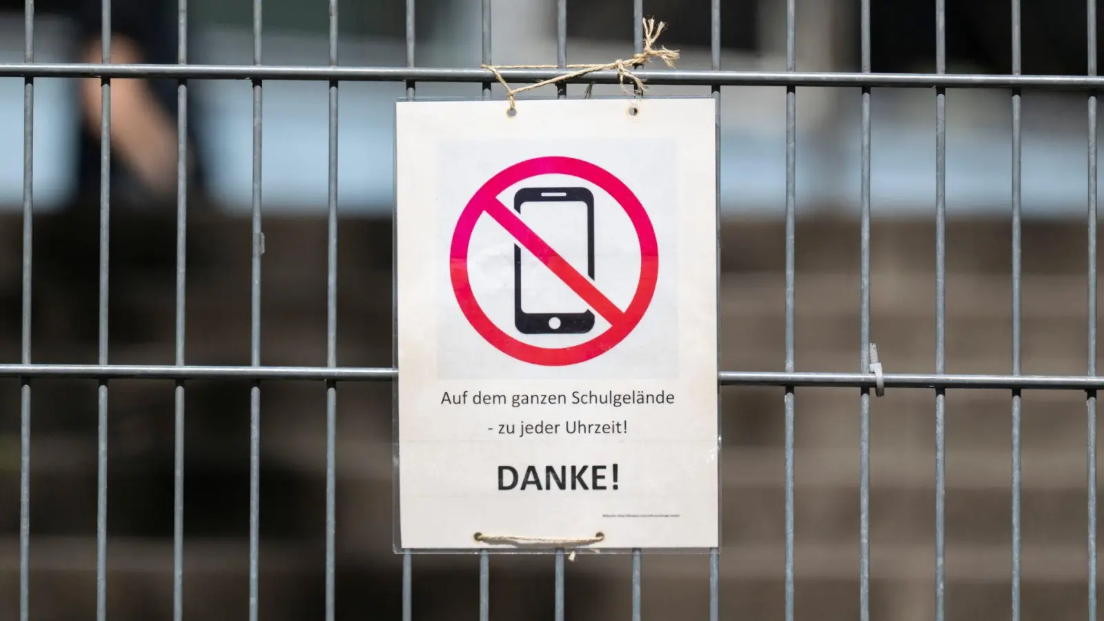 Die Regeln sind unterschiedlich: Manche Schulen haben Handys komplett verbannt, andere sind weniger streng. Ob es flächendeckende Regeln gibt, entscheiden die Bundesländer selbst. (Symbolbild) (Foto: Marijan Murat/dpa)