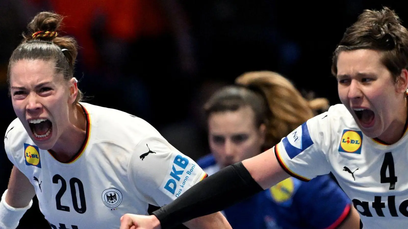 Die ehemaligen Co-Kapitäninnen Emily Vogel (l) und Alina Grijseels spielen am Sonntag um WM-Gold. (Foto: Federico Gambarini/dpa)