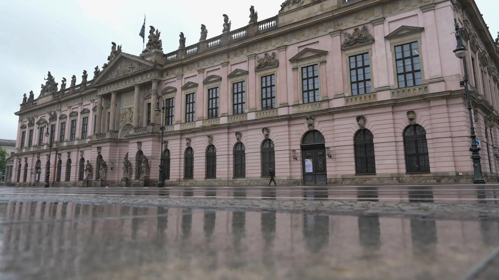 Das historische Zeughaus ist seit Langem geschlossen. (Foto: Sven Kaeuler/dpa)