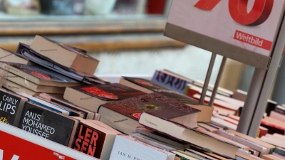 Bücher liegen auf einem Verkaufsstand einer Weltbild-Filiale. (Foto: Jens Büttner/dpa)
