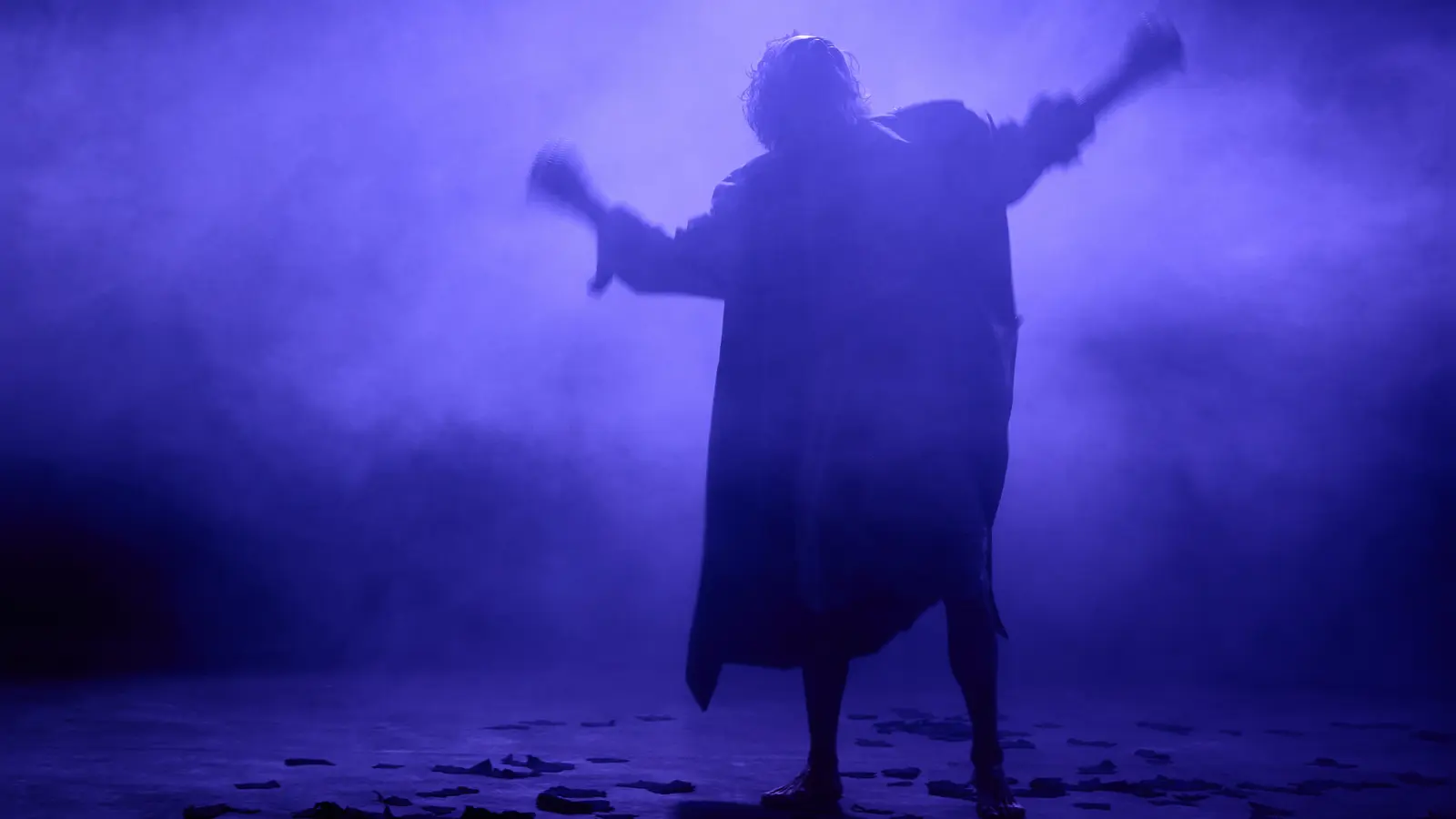 Sturm und Gewitter ausgesetzt wie König Lear: die Großbäuerin Julia Lirić (Léonie Thelen). (Foto: Ludwig Olah)