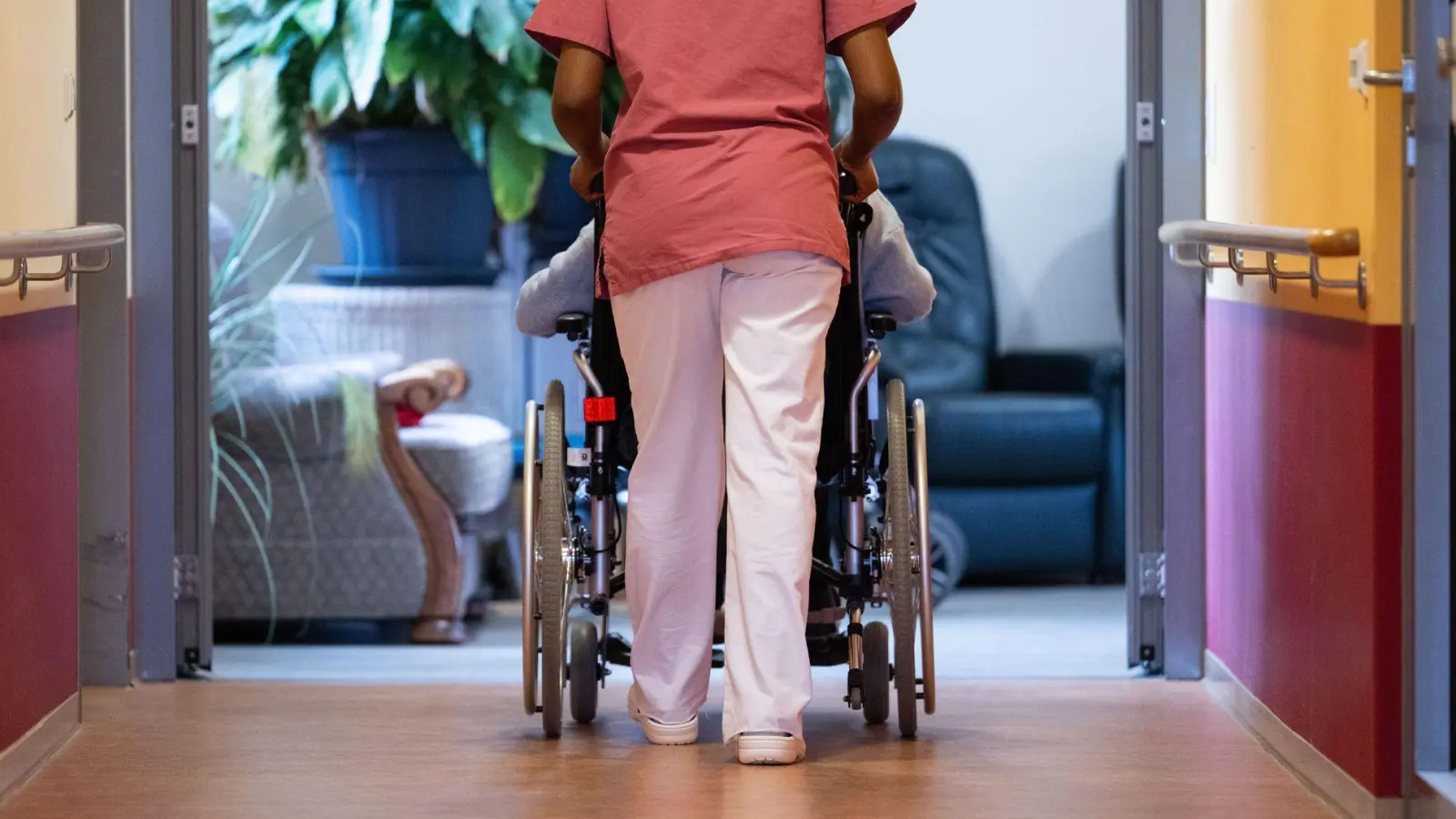 Nicht alle Heime des Betreibers Ambiente Care Süd sind betroffen. (Symbolbild) (Foto: Marijan Murat/dpa)