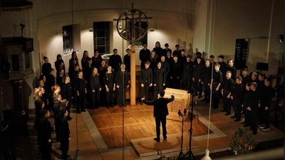 Beim Finale des Weihnachtskonzertes: der Chor der Berufsfachschule für Musik unter der Leitung von Katharina Kabatnik in der St.-Pauls-Kirche. (Foto: Thomas Wirth)