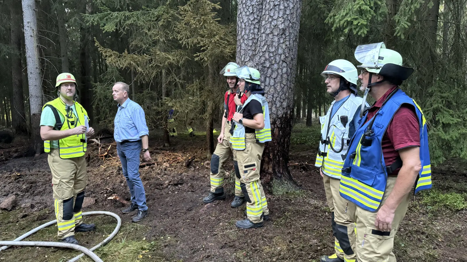 Oberbürgermeister Thomas Deffner (Zweiter von links) ließ sich am Samstagabend von Feuerwehrvertretern wie Stadtbrandrat Steffen Beck (links) durch das Gebiet führen. (Foto: Oliver Herbst)