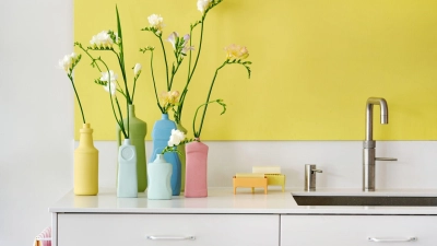 Matte Pastellfarben machen alte Plastikflaschen zu ausgefallenen Vasen für einzelne Blumen. (Foto: Wilfried Overwater/Tollwasblumenmachen.de/dpa-tmn)
