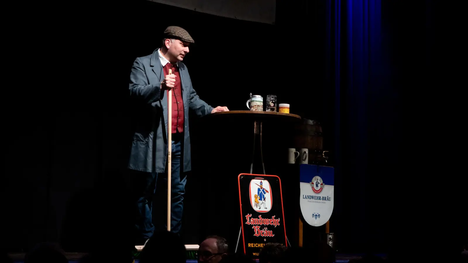 Thorsten Siebenhaar kommt ganz zum Schluss in seiner Figur des Hausmeisters auf die Bühne.  (Foto: Evi Lemberger)