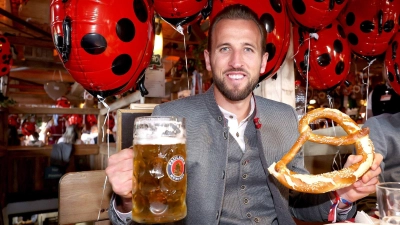 Bayern-Star Harry Kane genießt das Oktoberfest. (Foto: Alexander Hassenstein/Getty Images Europe Pool/dpa)