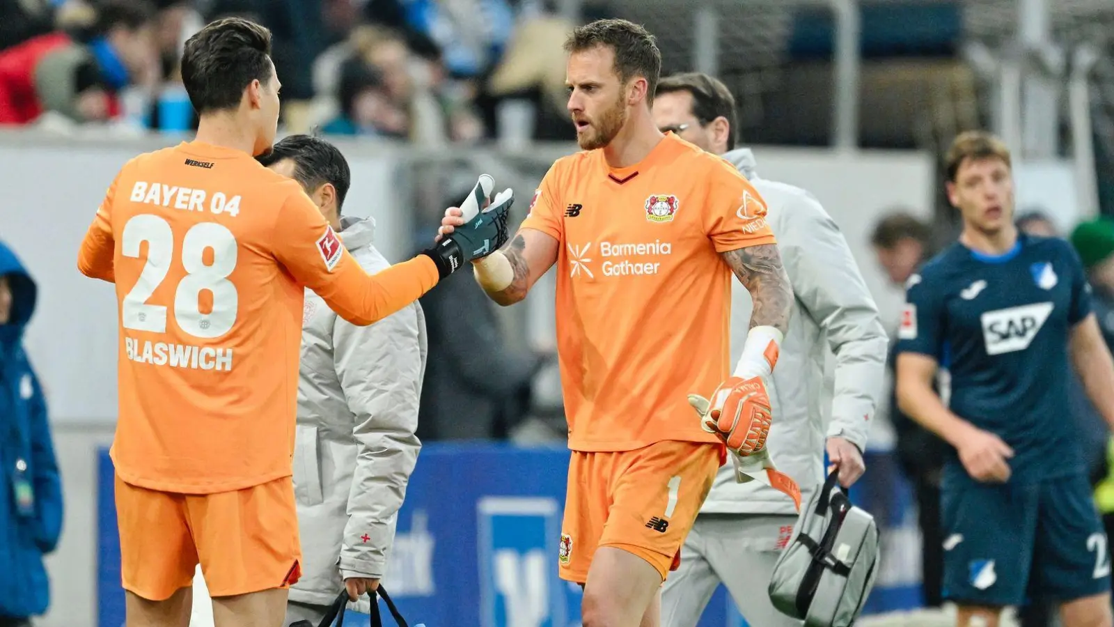 Mark Flekken (r) musste im Spiel bei der TSG Hoffenheim ausgewechselt werden. (Foto: Uwe Anspach/dpa)