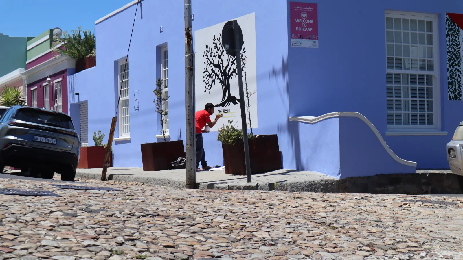 Bo-Kaap heißt das Viertel in Kapstadt, das durch seine leuchtend bunten Häuser bekannt ist. Gegründet wurde es bereits im 18. Jahrhundert, als zahlreiche Mietshäuser gebaut und an ehemalige Sklaven verpachtet wurden. Mitte des 20. Jahrhunderts erklärte die damalige Apartheid-Regierung das Bo-Kaap zu einem Gebiet nur für Muslime. Menschen anderer Religionen und ethnischer Zugehörigkeit mussten das Viertel verlassen. Diese Zeit ist überwunden, doch immer noch sind über 90 Prozent der Bewohner Muslime.  (Foto: Gudrun Bayer)