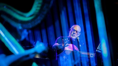 Brian Eno tritt mit dem Baltic Sea Philharmonic Orchester unter Dirigent Kristjan Järvi in der Berliner Philharmonie auf. (Foto: Christoph Soeder/dpa)