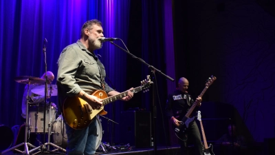 Die Andreas Diehlmann Band steht für ehrliche, handgemachte Musik. In den Kammerspielen präsentierte das Trio alle erdenklichen Facetten des Blues. (Foto: Christina Özbek)