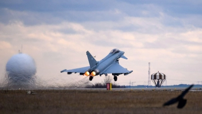 Die Bundeswehr flog am Freitag mit zwei Eurofighter-Kampfjets im Tiefflug über Herrieden. (Symbolbild: Bernd von Jutrczenka/dpa)