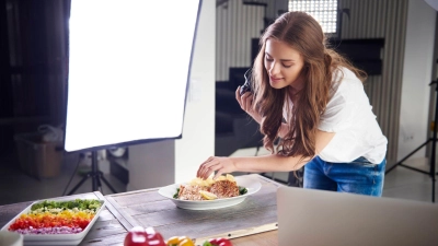 Profis arbeiten bei der Food-Fotografie etwa auch mit Softboxen, Reflektoren und Blitzanlagen. (Foto: gpointstudio/Westend61/dpa-tmn)